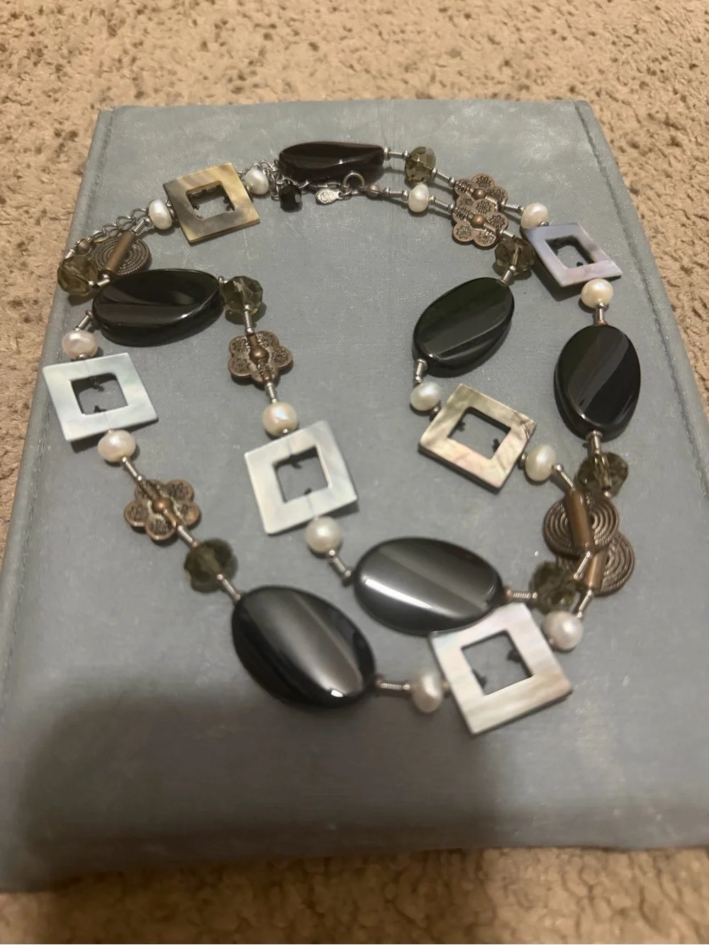 Plunder elegant strand